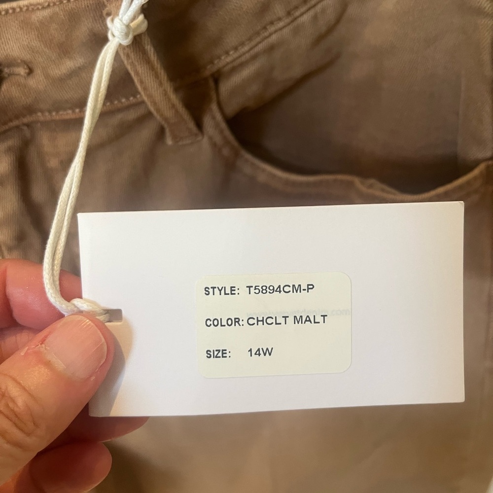 NWT Olivia High Rise Crop
Wide Leg Jeans |
Chocolate Malt |
VERVET - Picture 6 of 6